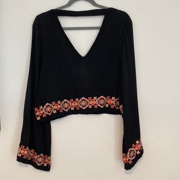 THE WALLFLOWER Size: M Black Embroidered V-Neck Long Bell Sleeve Cropped Top - Picture 7 of 9